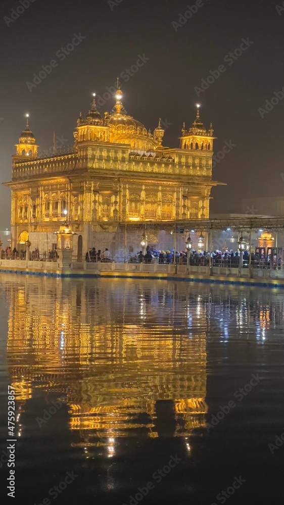 Obraz premium The famous Golden temple in Amritsar, Punjab,India