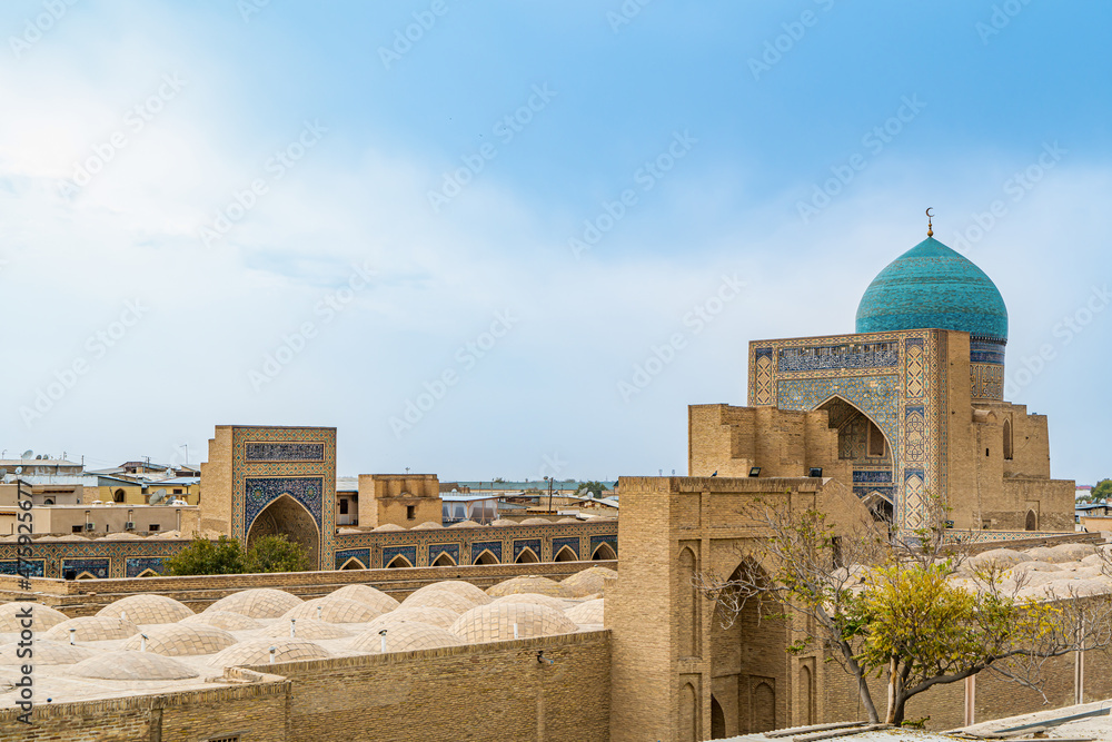 Uzbekistan, city of Bukhara, view of the Poi Kalyan Mosque and the Madrassa. 