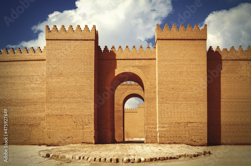 Fototapeta Great walls of Babylon under the sunlight and a blue cloudy sky