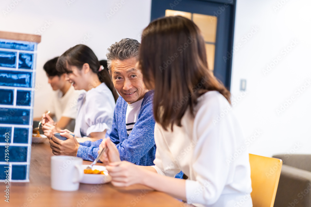 レストランのカウンター席でご飯を食べる人々 レストランのカウンター席でご飯を食べる人々