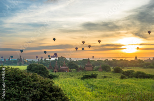 Bagan, Myanmar - view of a ballon ride thats goes every morning in Bagan  © Bernard Barroso