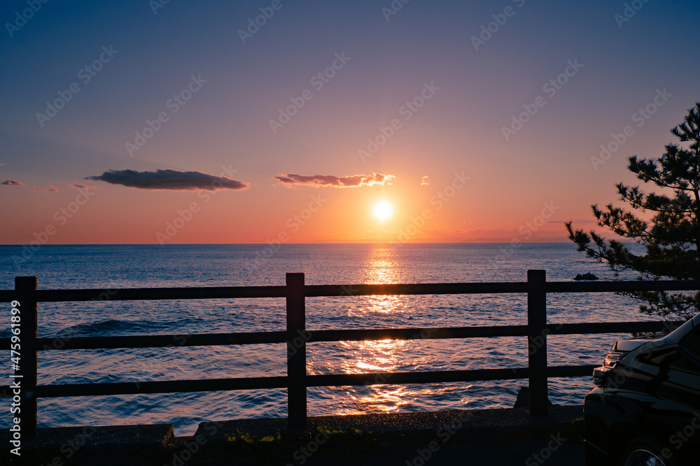 高知県の手結岬、水平線に沈む太陽