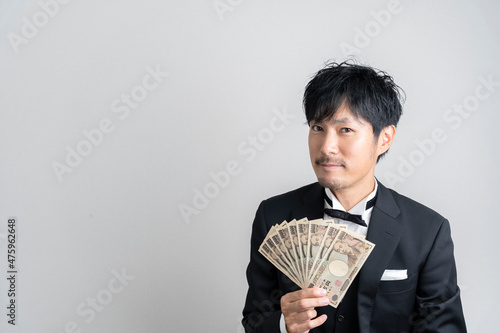 フォーマルスーツの男性とお金 photo