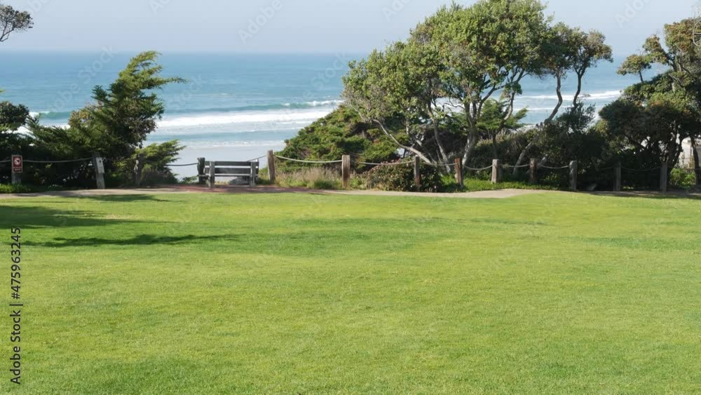 Seagrove recreation beach park in Del Mar, California USA. Seaside garden with lawn in waterfront resort. Green grass and ocean coast view from above. Picturesque coastline vista point on steep hill. Seagrove recreation beach park in Del Mar, California USA. Seaside garden with lawn in waterfront resort. Green grass and ocean coast view from above. Picturesque coastline vista point on steep hill.