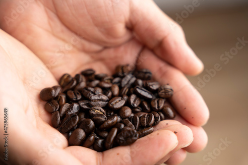 コーヒー豆と手