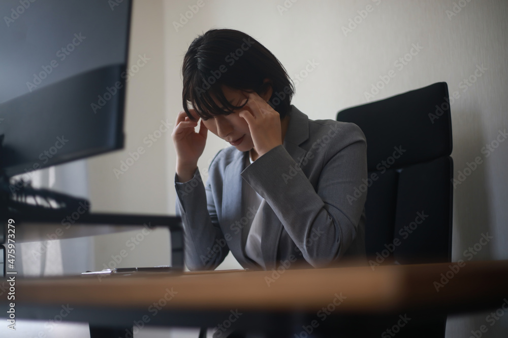 落ち込む女性社員 Stock Photo Adobe Stock