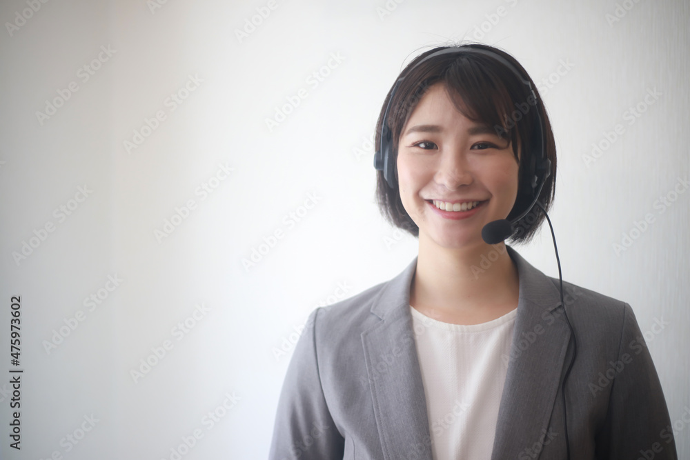 ヘッドセットを着ける女性 ヘッドセットを着ける女性