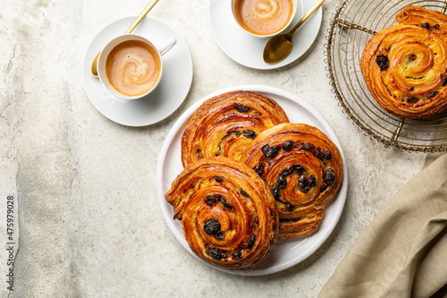Foto Top view of table with french or continental breakfast with espresso coffee and croissant