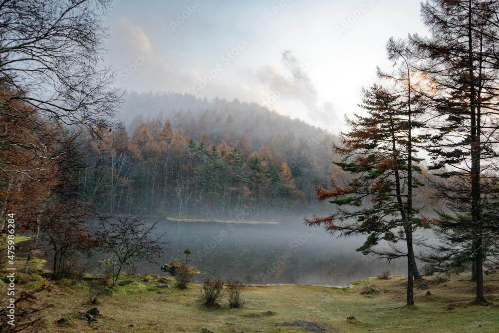 朝霧が上がる晩秋の御射鹿池
