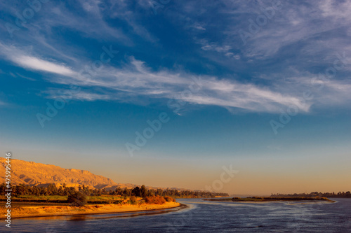 Fotografía Scenic shot of the mesmerizing River Nile and the beach under the cloudy sky in