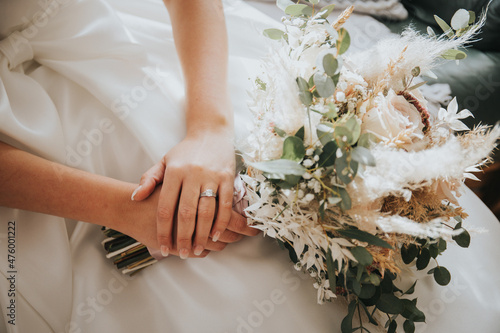 Closeup shot of a bride holding a bouquet Fotobehang