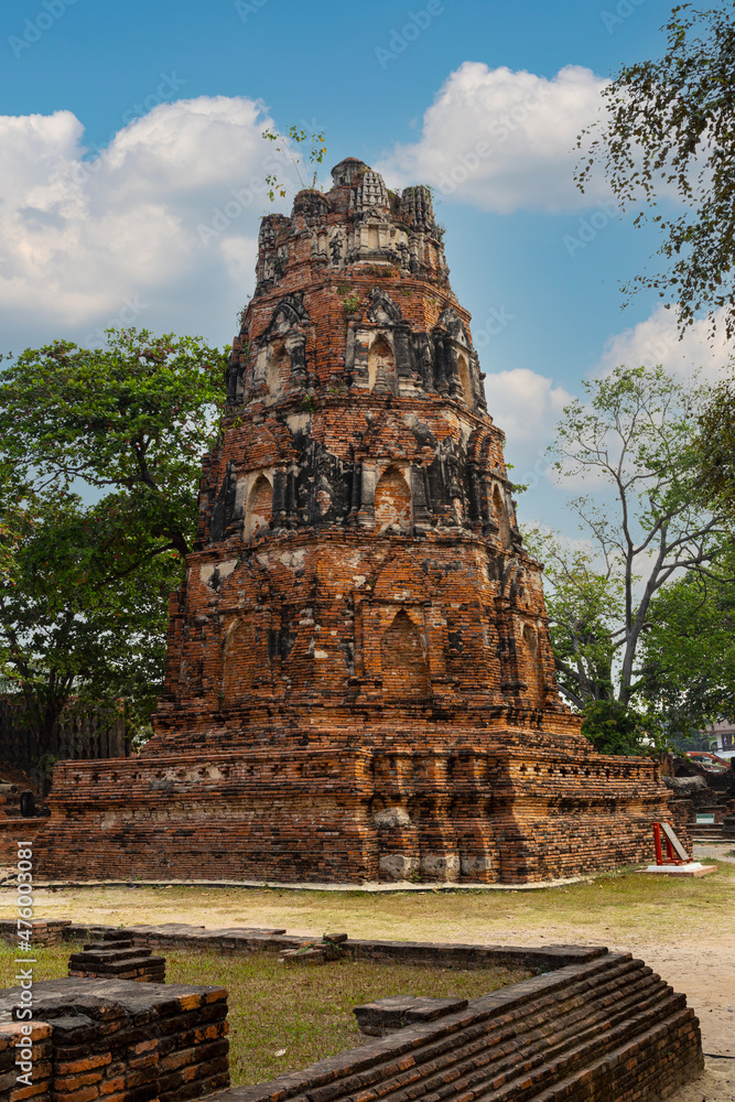 Buddhafigur im historischen Tempelbezirk in Ayutthaya