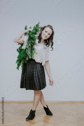 Wallpaper Mural Frau mit Tannenkranz Torontodigital.ca