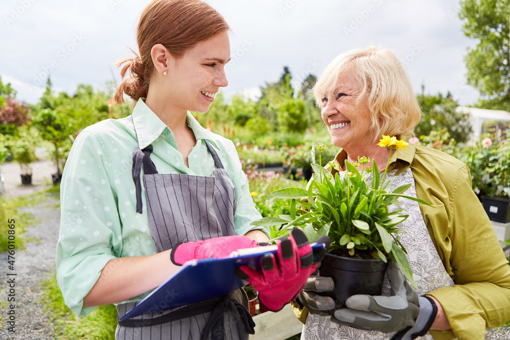 Junge Frau als Gärtner Azubi mit Chefin der Gärtnerei Stock Photo