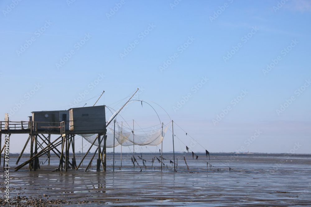 Tout au long de la côte se dresse des esplanades en bois, souvent agrémentées d’une cabane sur pilotis surplombant la mer, ce sont des pêcheries de Moutiers en Retz en Loire Atlantique