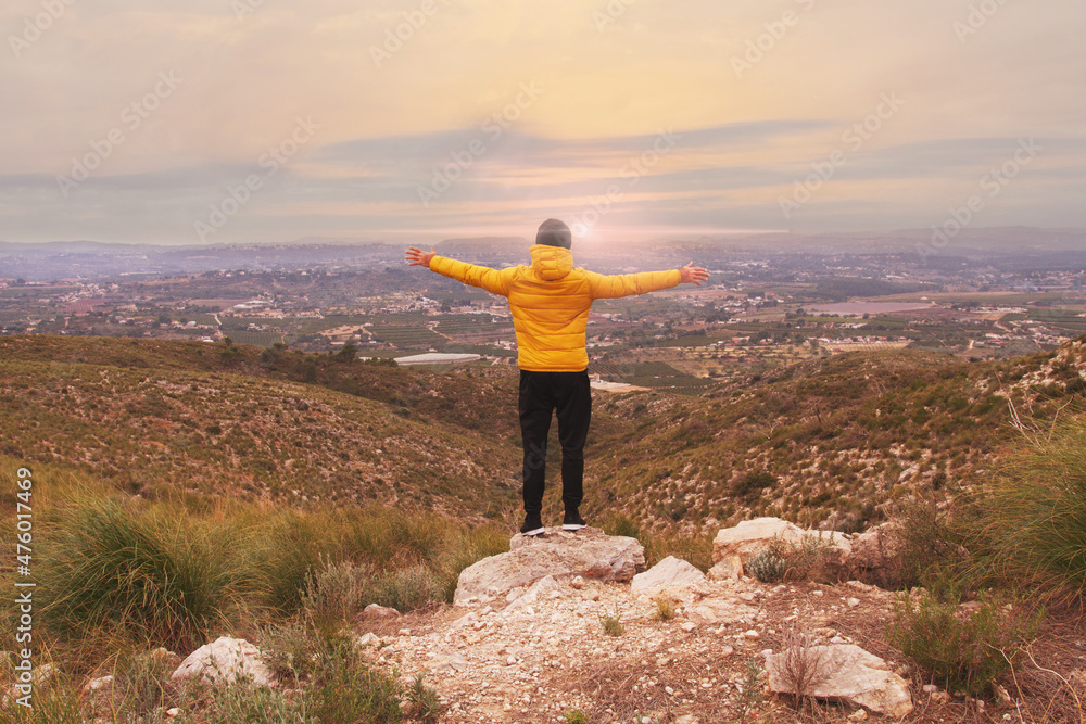 Obraz premium Middle-aged person doing activity in nature to achieve objectives.
