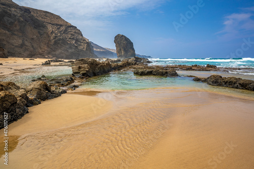 Traumhafte Strandlandschaft an der Westküste von Fuerteventura mit der Felsformation Roque del Moro im Hintergrund