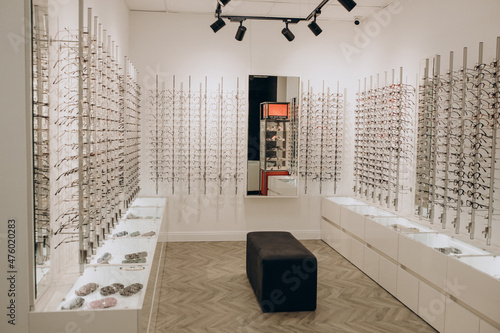 Obraz na płótnie Optic shop with spectacles on shelves
