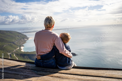 Obraz na płótnie Mother and 3 years old son hugging each other and enjoying the beautiful ocean views w salonie