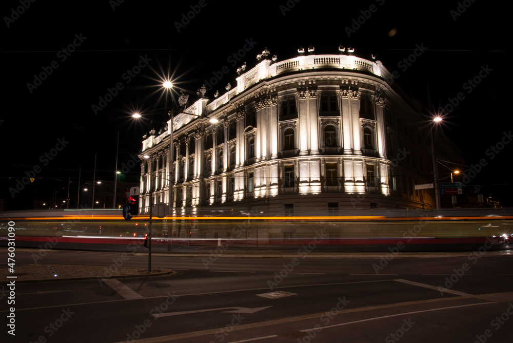 Fototapeta premium Beautifully illuminated classic palace in the center of Vienna
