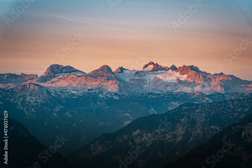Photo Sunrise in the Alps with alpenglow on the mountains