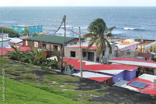 Obraz na płótnie Low and colorful houses on the beach of Viejo San Juan, Puerto Rico, La Perla w salonie