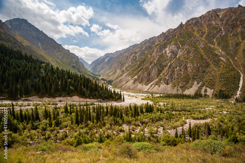 Foto Scenic green valley in Ala Archa national park
