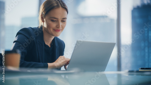 Billede på lærred Close Up Portrait of a Successful Businesswoman Working on Laptop in Open Office with Colleague, Confident Female CEO Analyze Financial Projects
