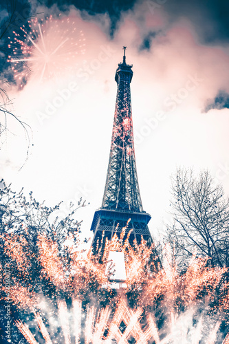 Kolorowe fajerwerki w Paryżu, Wieża Eiffla.