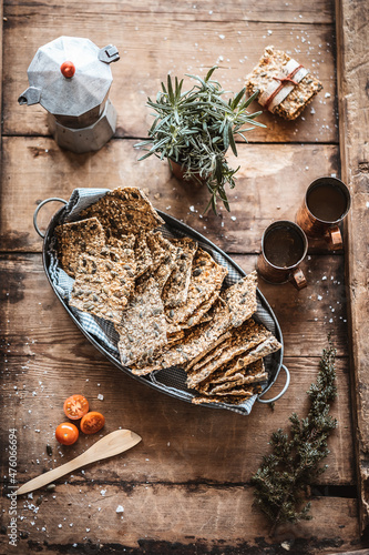 Rebanadas de pan de centeno estilo sueco , en bandeja metálica con cafetera Italiana. Desayuno saludable.