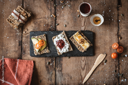  deliciosas tostadas de pan sueco de semillas en mesa de madera antigua, servidas en pizarra negra. desayuno saludable. Knäckebröd 