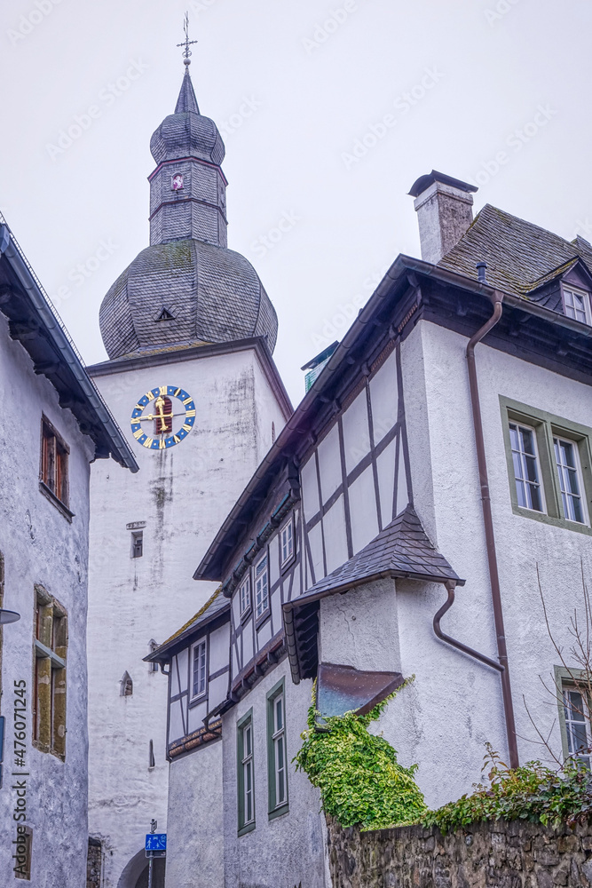 Historische Kirche und Gebäude in der Altstadt von Arnsberg im Sauerland