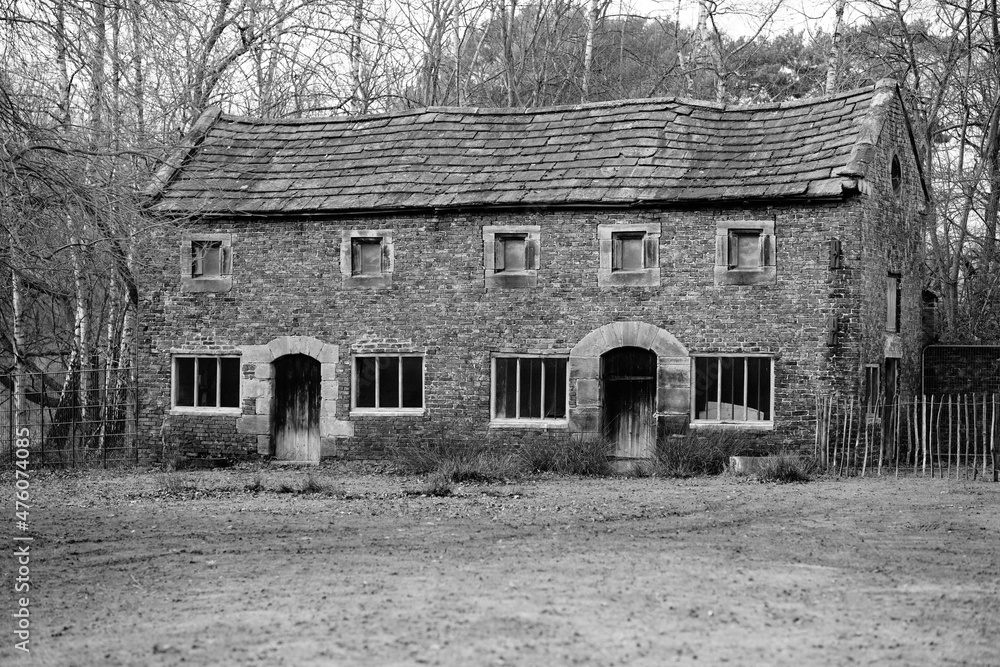 Obraz premium old farm outbuilding in the English countryside