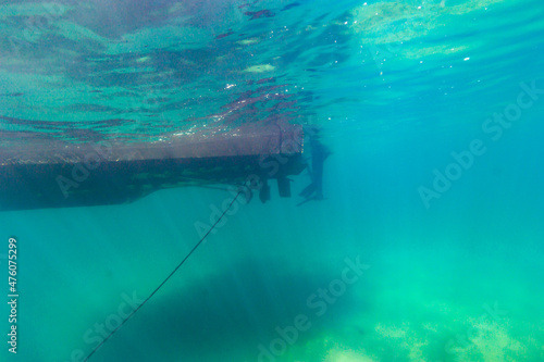 Submerged view of dive boat ladder anchor line and bottom of Lake Superior Fototapet
