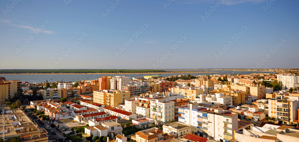 Sanlúcar de Barrameda con el Río Guadalquivir y Doñana al fondo, provincia de Cádiz, España. 