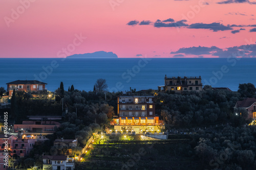 Vista serale sul Lerici Grand Hotel, dietro l'isola Gorgona, provincia di La Spezia, Liguria, Italia, Europa