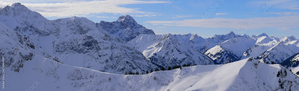 Panoramablick auf die Bergwelt im Kleinwalsertal mit Wlmendingerhorn