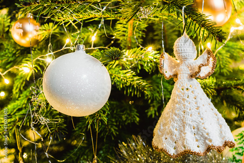 Bożonarodzeniowe drzewko z ozdobami © Piotr Szpakowski