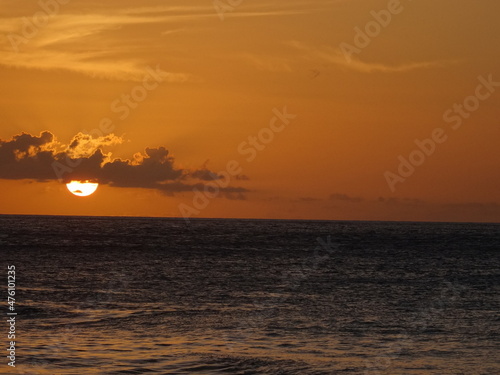 Le soleil se couche sur la mer derrière les bateaux