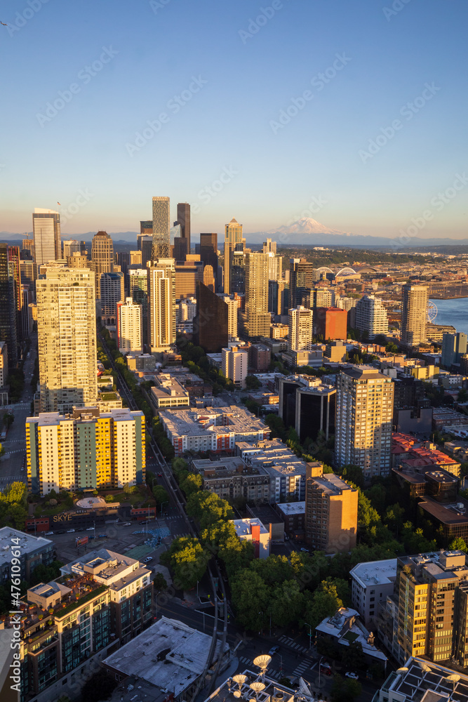 Fototapeta premium Seattle, Washington, USA - June 4 2021: Seattle downtown skyline and Mount Rainier during summer sunset. View from Seattle needle.