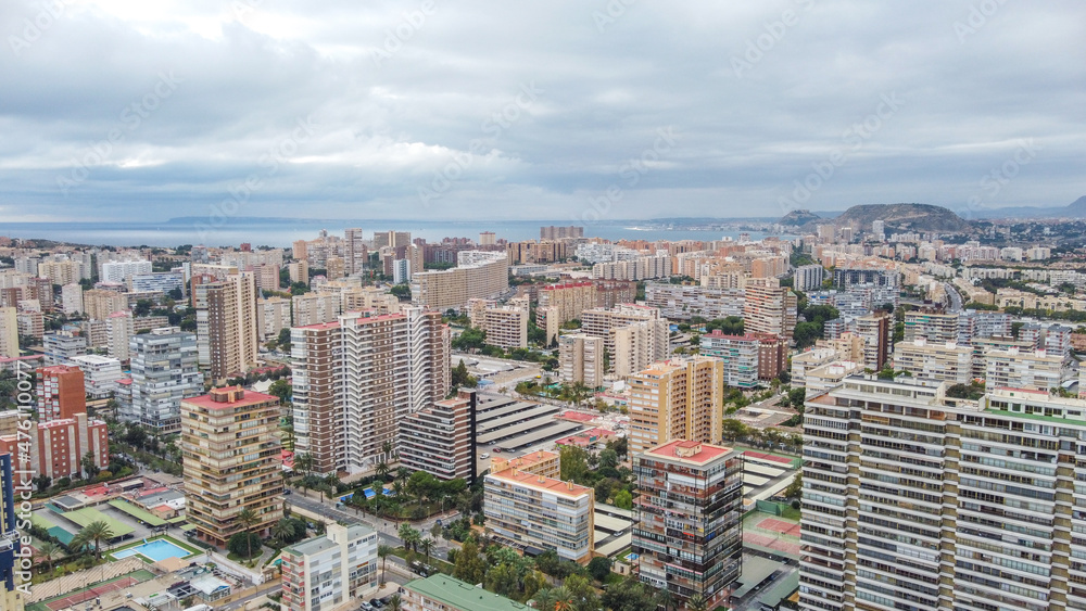 Vista aérea de edificios de apartamentos con urbanización de Playa de San Juan en Alicante