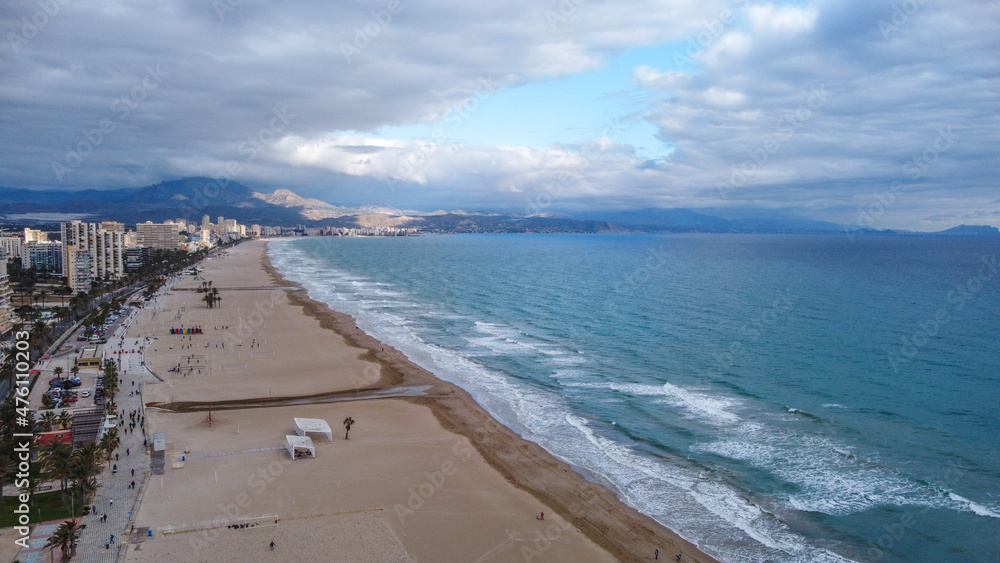 Vistas Aéreas de Playa de San Juan en Alicante en un día nublado de diciembre