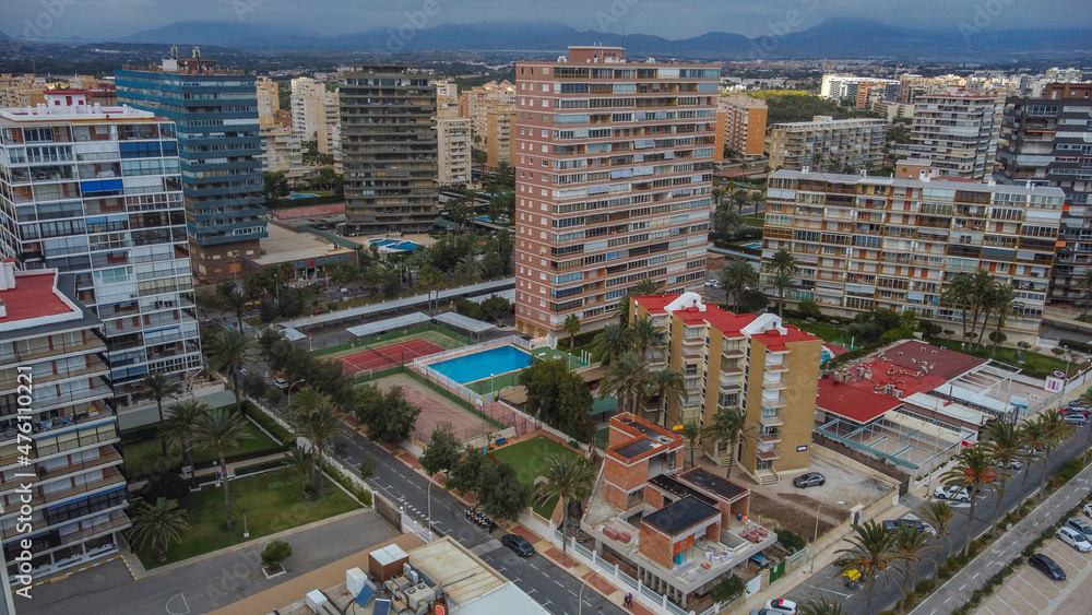 Naklejka premium Vistas Aéreas de Playa de San Juan en Alicante en un día nublado de diciembre