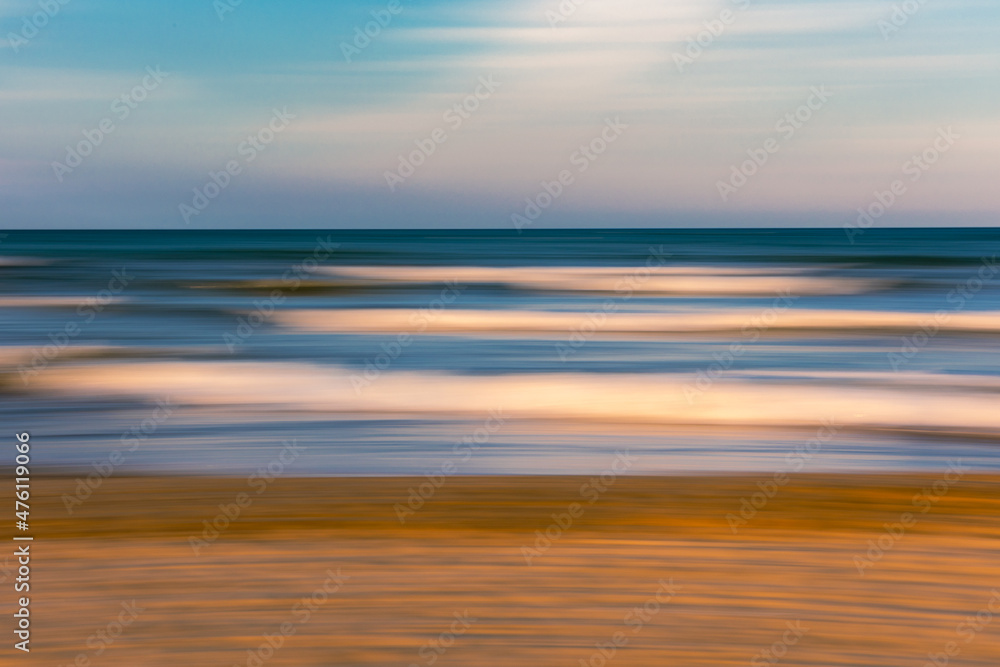 Obraz premium Beach landscape with blurred panning motion effect. Copy Space.