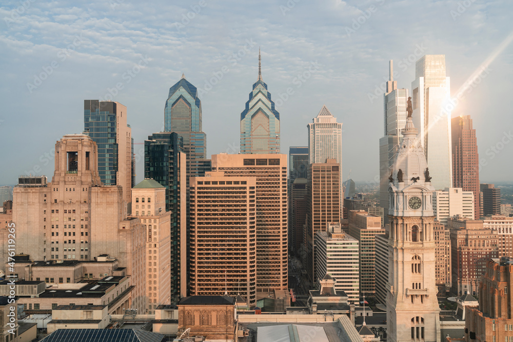 Obraz premium Aerial panoramic cityscape of Philadelphia financial downtown, Pennsylvania, USA. Philadelphia City Hall Clock Tower at sunset golden hour. A vibrant business and cultural neighborhoods.