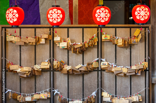 Billede på lærred emas hanged and displayed on the wooden wall with traditional red lanterns in sh