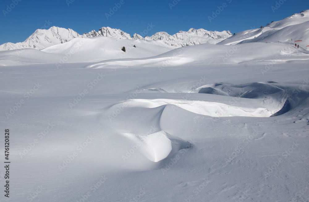 paysage alpin en hiver , paysage sous la neige de la station de ski de l'Alpe d'huez en Isère dans le massif des Grandes Rousses, au-dessus de l'Oisans