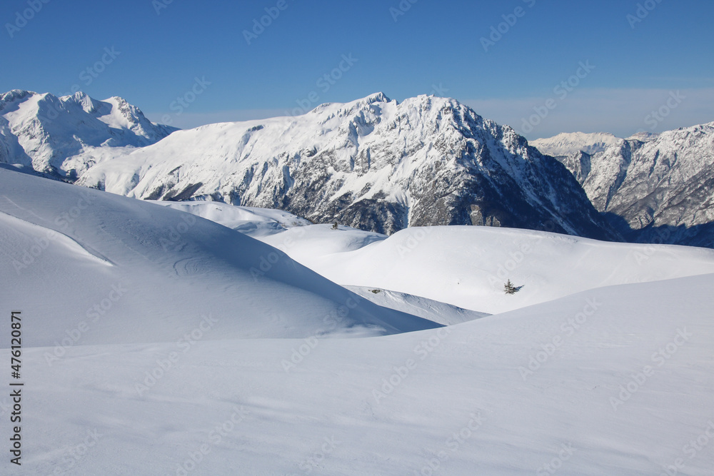 paysage alpin en hiver , paysage sous la neige de la station de ski de l'Alpe d'huez en Isère dans le massif des Grandes Rousses, au-dessus de l'Oisans