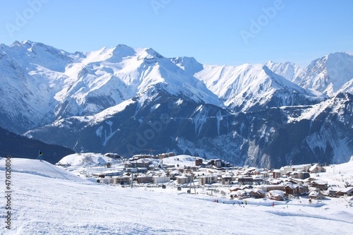 paysage alpin en hiver , paysage sous la neige de la station de ski de l'Alpe d'huez en Isère dans le massif des Grandes Rousses, au-dessus de l'Oisans photo