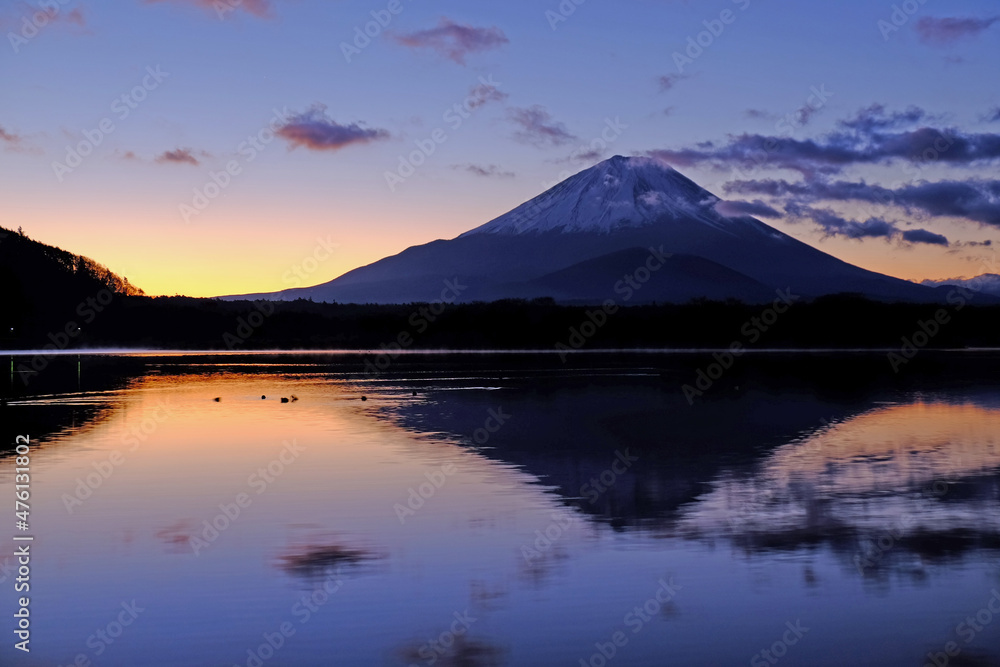 世界遺産　富士山を富士五湖の一つ精進湖から望む夜明け前の風景